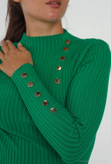 Pull en maille côtelé avec boutons dorés devant et manche