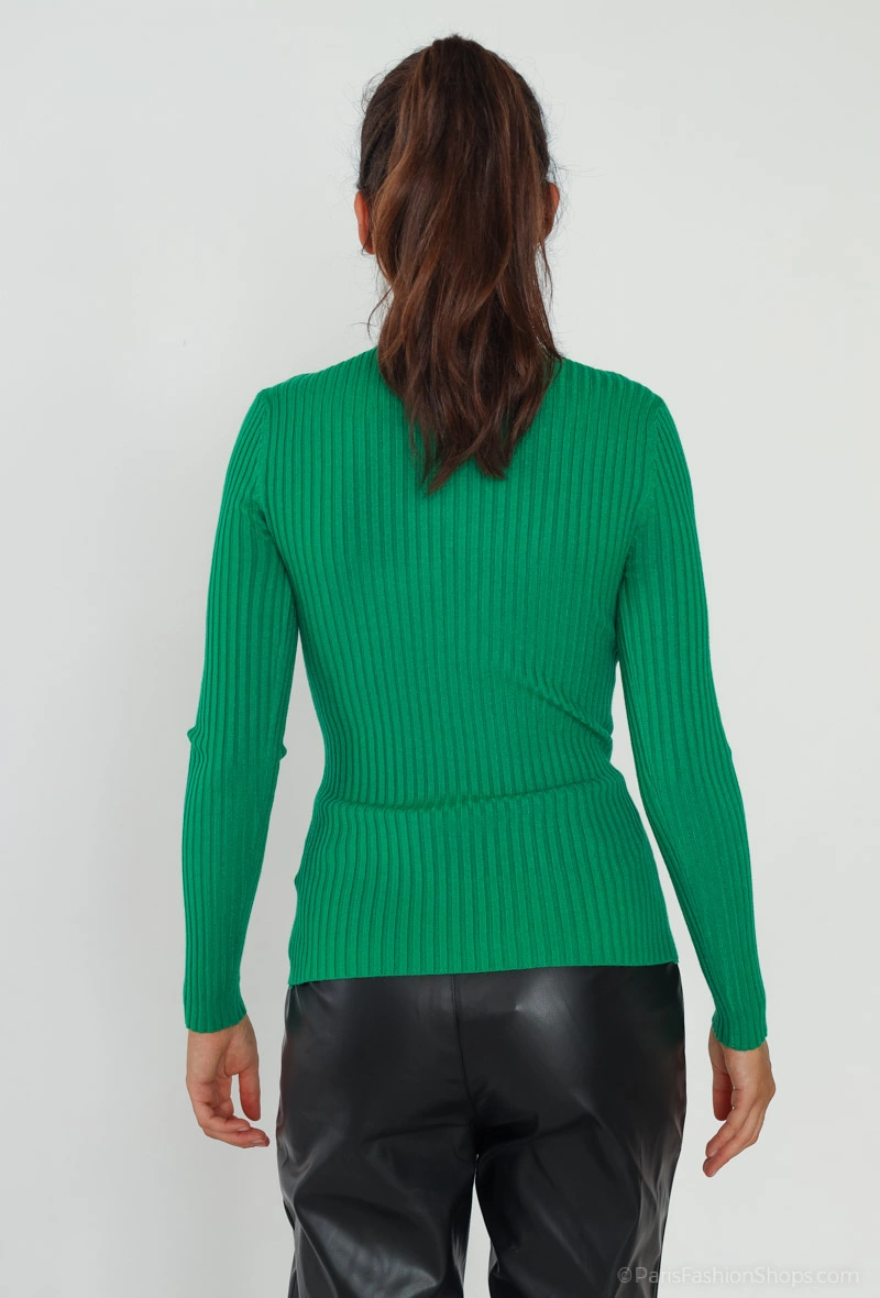 Pull en maille côtelé avec boutons dorés devant et manche